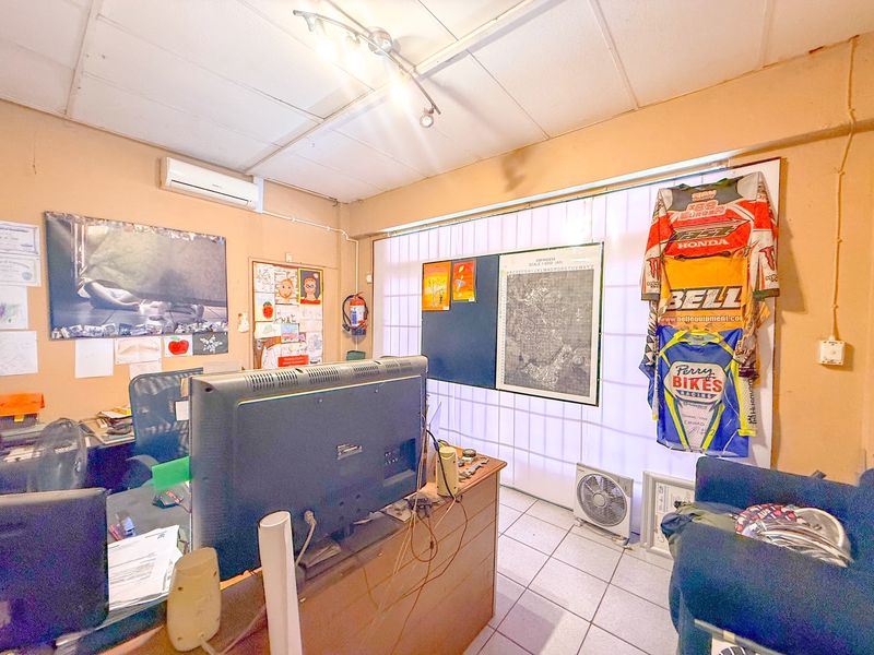 200 Square Meter, Ground Floor Unit For Rent - Photo 10