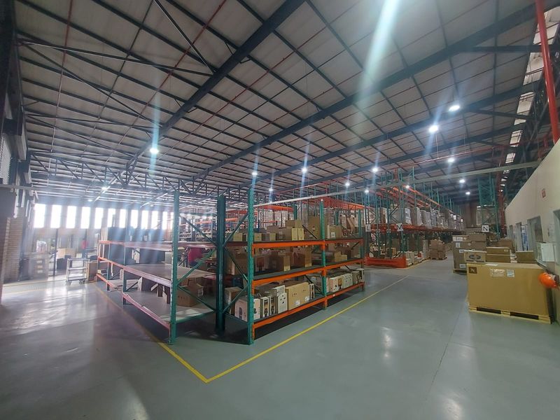 LARGE HIGHWAY FRONTAGE INDUSTRIAL MODERN WAREHOUSE 3 PHASE POWER - Photo 7