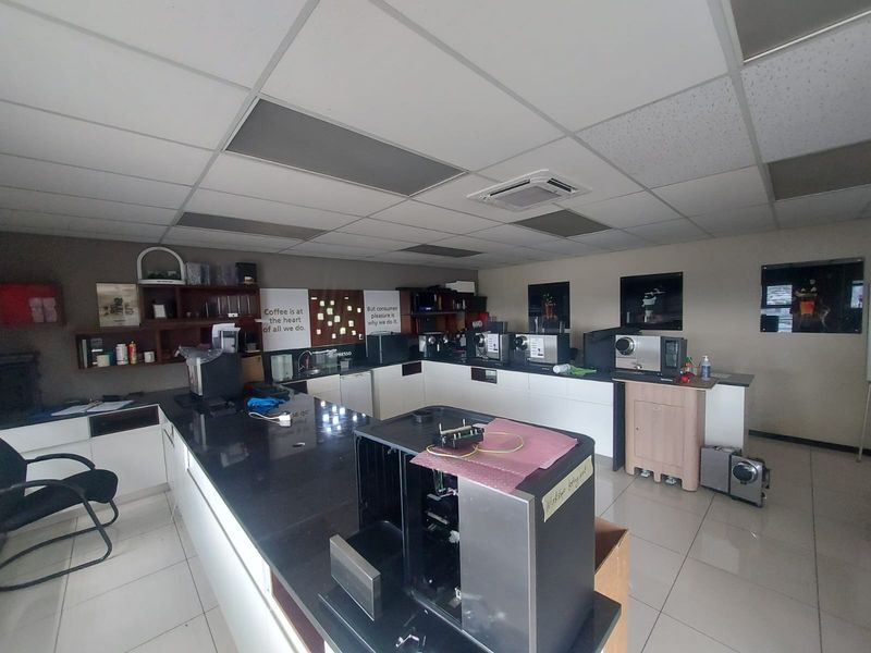 LARGE HIGHWAY FRONTAGE INDUSTRIAL MODERN WAREHOUSE 3 PHASE POWER - Photo 10