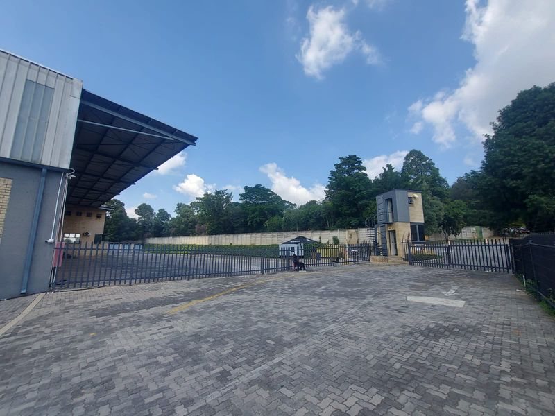 LARGE HIGHWAY FRONTAGE INDUSTRIAL MODERN WAREHOUSE 3 PHASE POWER - Photo 2