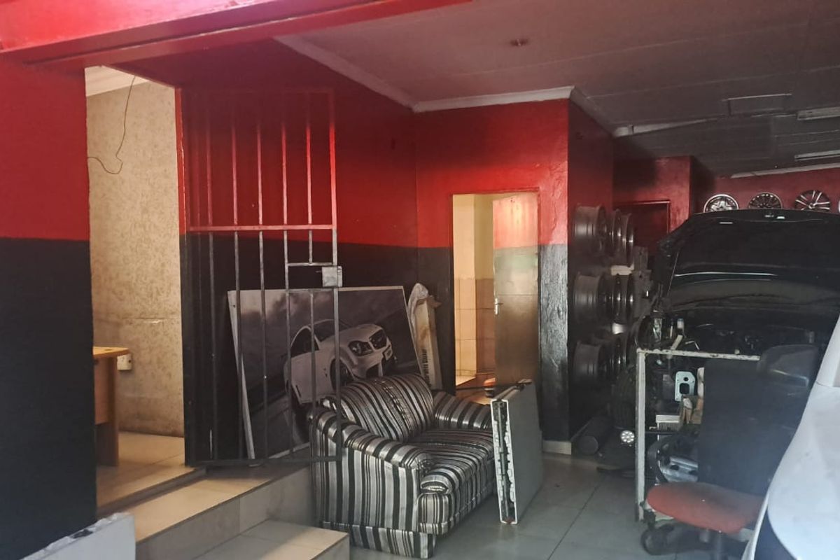 Affordable shop in Benoni  Central with a lot of potential (580m2) - Photo 3