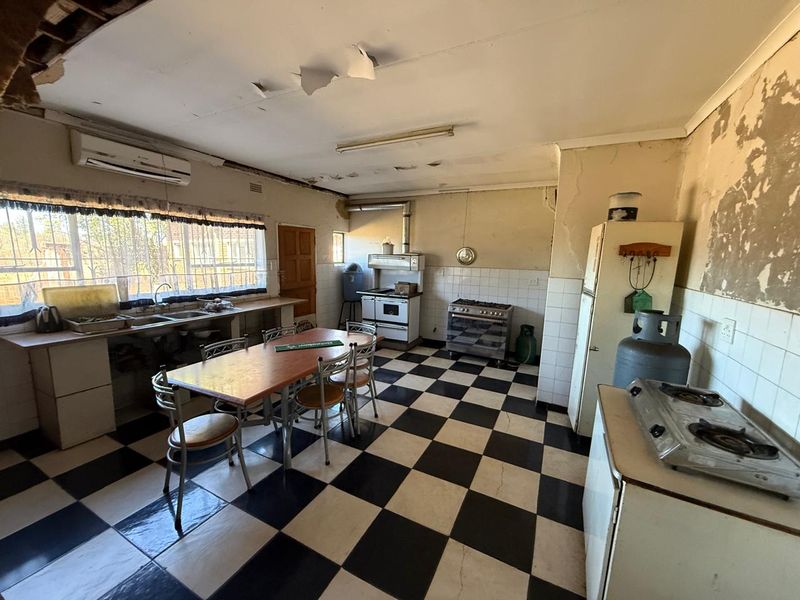 Spacious Property with Endless Potential in Vanderbijlpark! - Photo 6