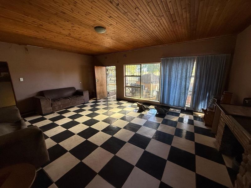 Spacious Property with Endless Potential in Vanderbijlpark! - Photo 2