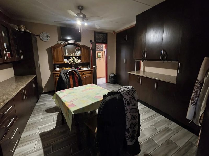 A Business & Investment Opportunity in Buyscelia AH, Meyerton. - Photo 7