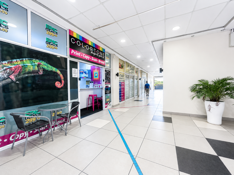 Retail Space To Let in Sandy Centre - Photo 8