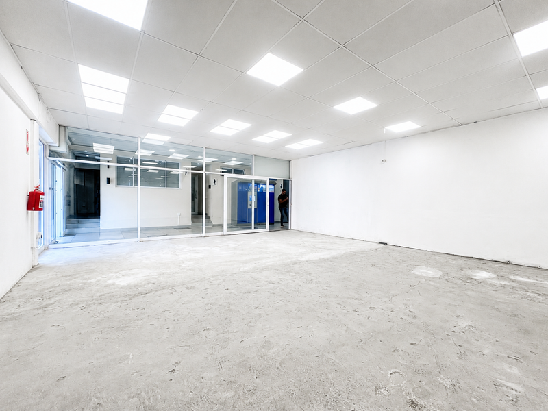 Retail Space To Let in Sandy Centre - Photo 6