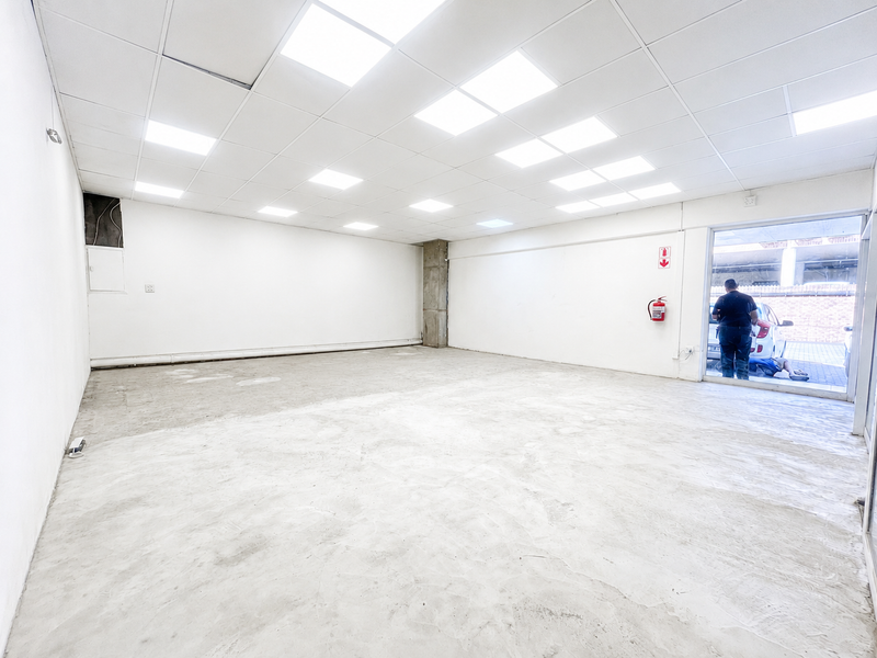 Retail Space To Let in Sandy Centre - Photo 5