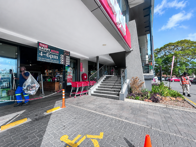Retail Space To Let in Sandy Centre - Photo 3