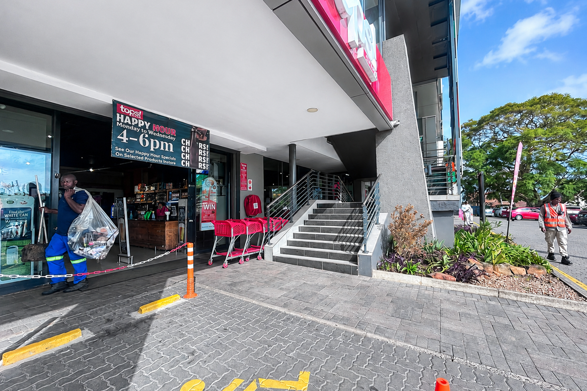 Retail Space To Let in Sandy Centre - Photo 3