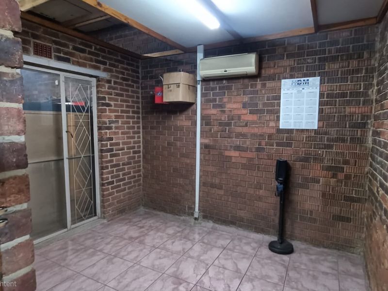 Versatile Commercial Property in Prime Industrial Area. - Photo 7