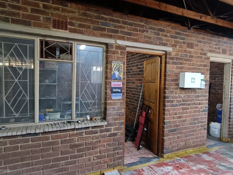 Versatile Commercial Property in Prime Industrial Area. - Photo 6