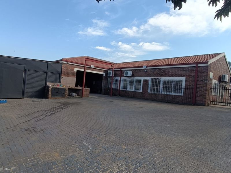 Versatile Commercial Property in Prime Industrial Area. - Photo 1