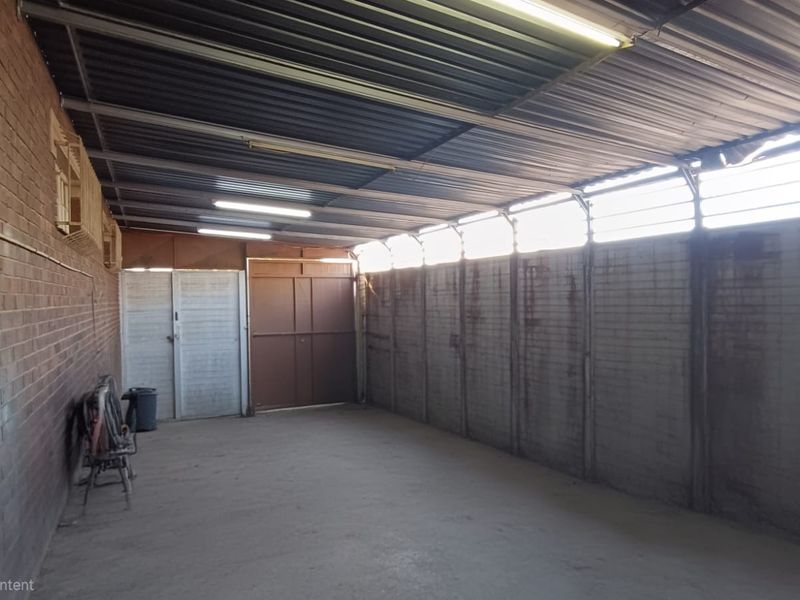 Versatile Commercial Property in Prime Industrial Area. - Photo 10