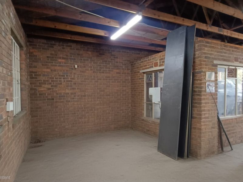 Versatile Commercial Property in Prime Industrial Area. - Photo 9
