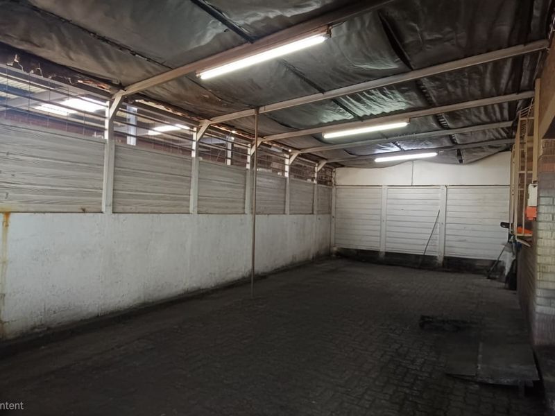 Versatile Commercial Property in Prime Industrial Area. - Photo 8