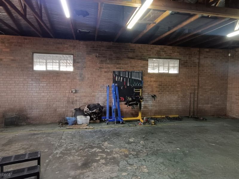 Versatile Commercial Property in Prime Industrial Area. - Photo 3