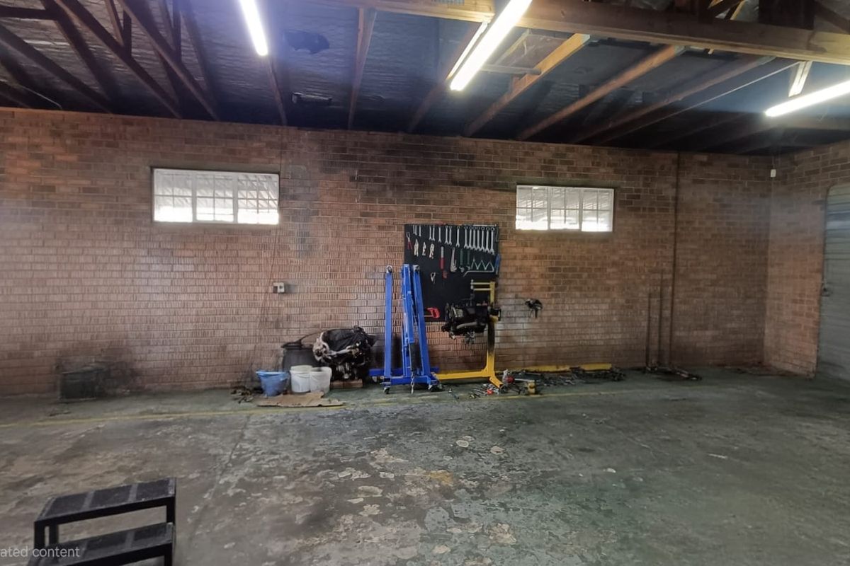 Versatile Commercial Property in Prime Industrial Area. - Photo 3