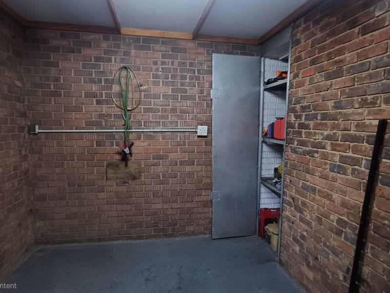 Versatile Commercial Property in Prime Industrial Area. - Photo 4