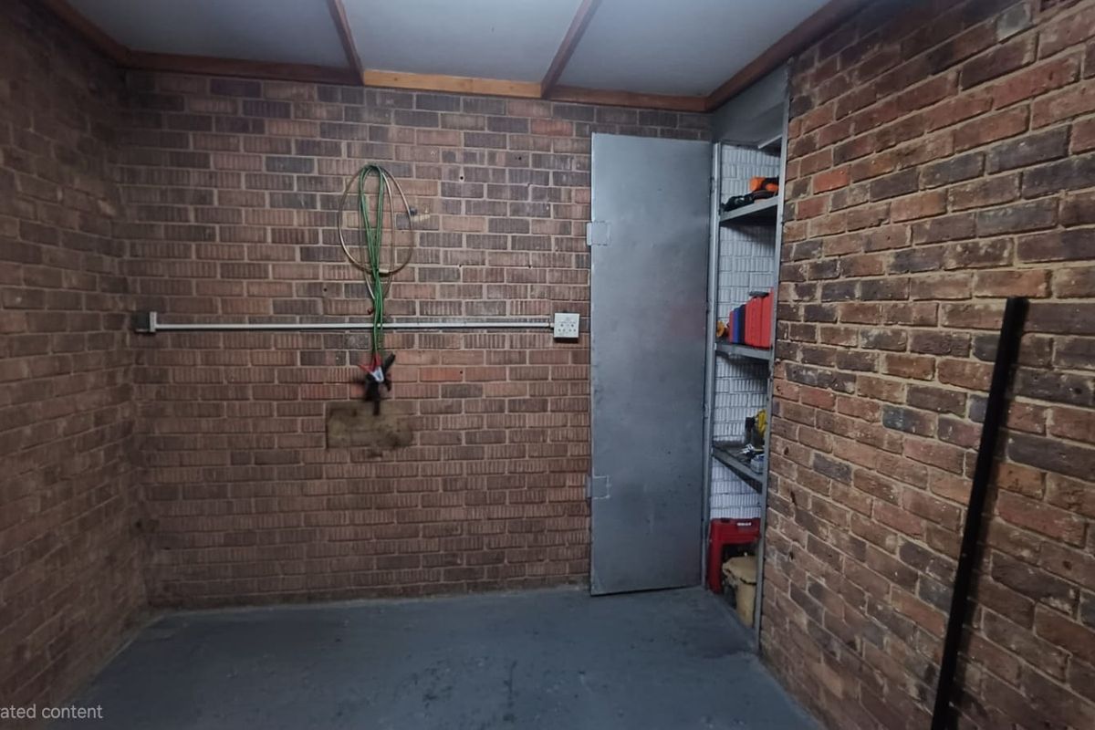 Versatile Commercial Property in Prime Industrial Area. - Photo 4