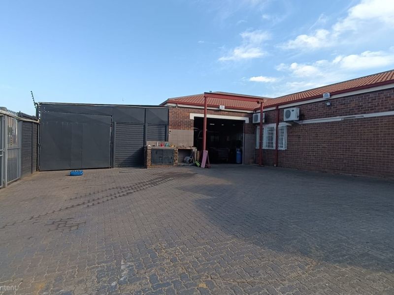 Versatile Commercial Property in Prime Industrial Area. - Photo 2