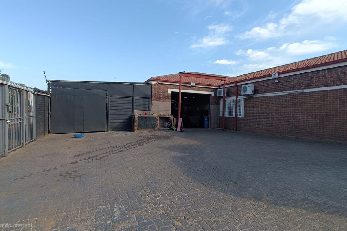 Versatile Commercial Property in Prime Industrial Area. - Photo 2