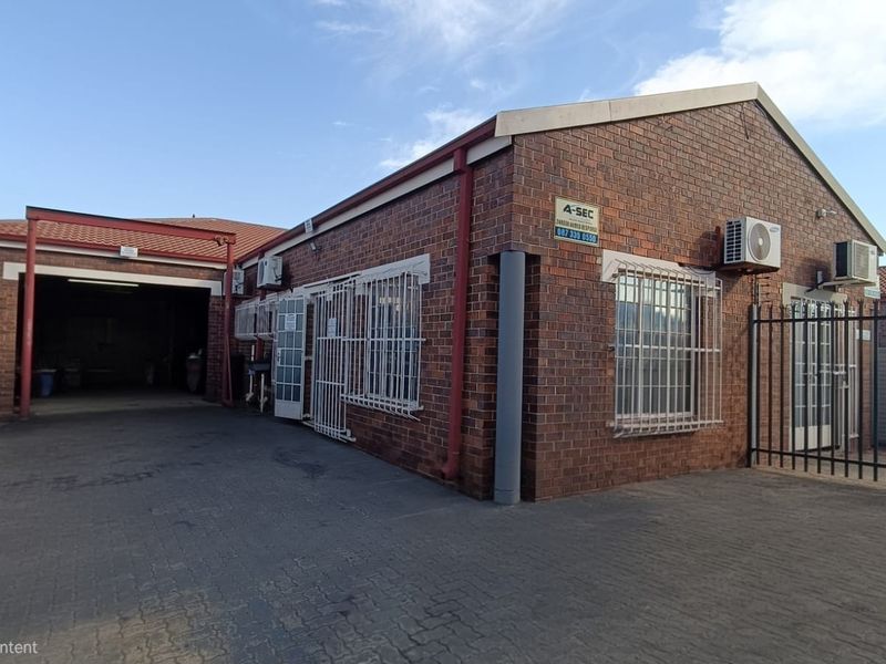 Versatile Commercial Property in Prime Industrial Area. - Photo 5