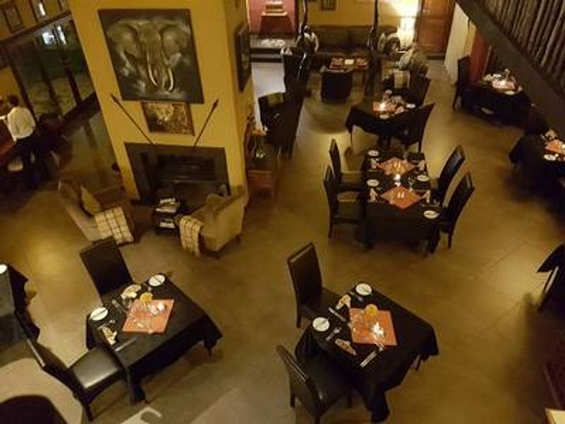 Established 11.87ha Hospitality Estate | 1,100m2 Luxury Lodge | 16 Guest Suites | Wedding & Conferen - Photo 6