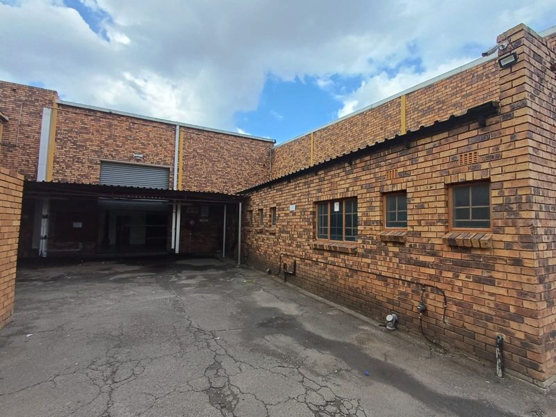 Truly Neat As A Pin Commercial Situated In A Prime Location In Vanderbijlpark. - Photo 5