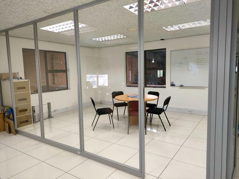 2424m2 A grade warehouse - TO LET - Photo 10