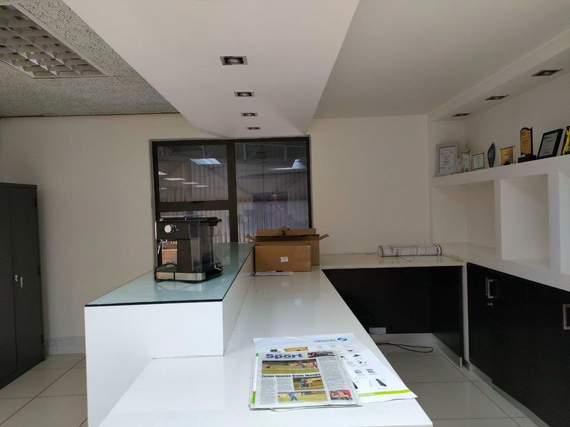 2424m2 A grade warehouse - TO LET - Photo 6