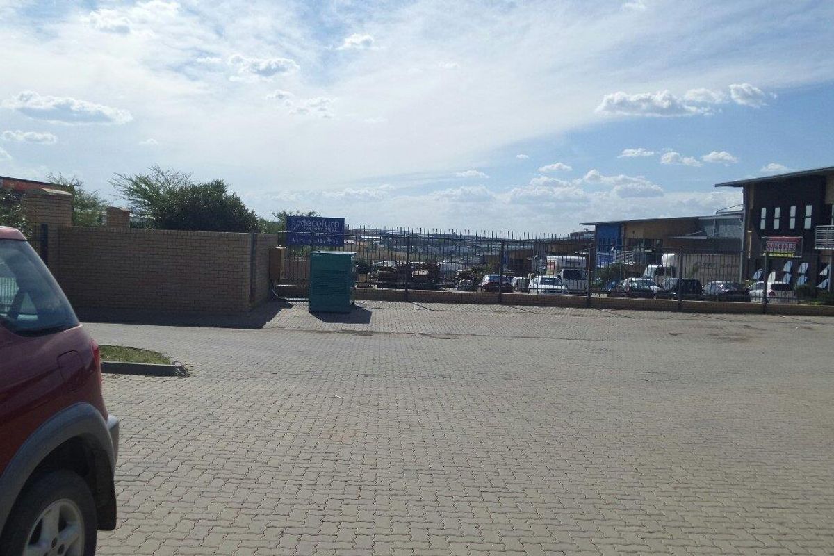 2424m2 A grade warehouse - TO LET - Photo 2