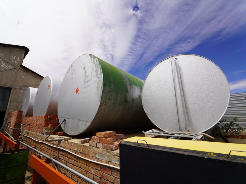 Industrieel: Erf sluit in Diesel-lisensie, Tenks en Weegbrug - Photo 3