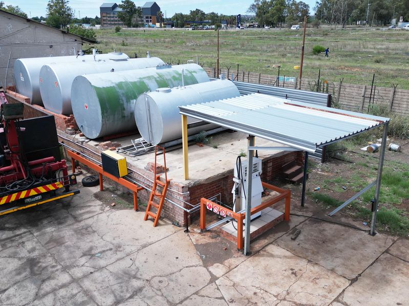 Industrieel: Erf sluit in Diesel-lisensie, Tenks en Weegbrug - Photo 10