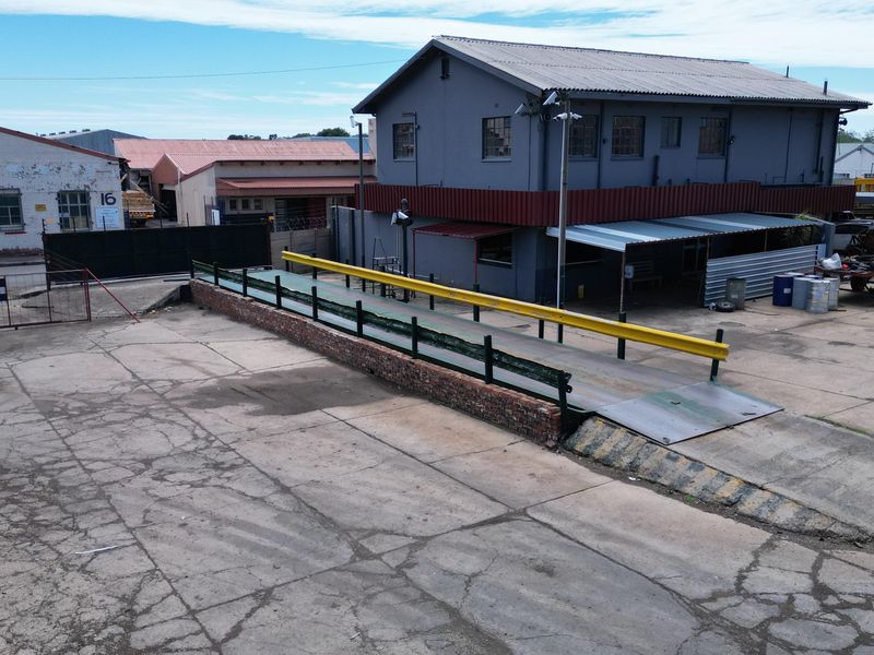 Industrieel: Erf sluit in Diesel-lisensie, Tenks en Weegbrug - Photo 5