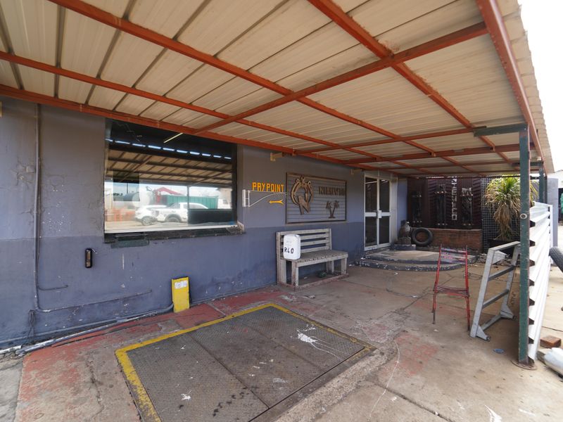 Industrieel: Erf sluit in Diesel-lisensie, Tenks en Weegbrug - Photo 6