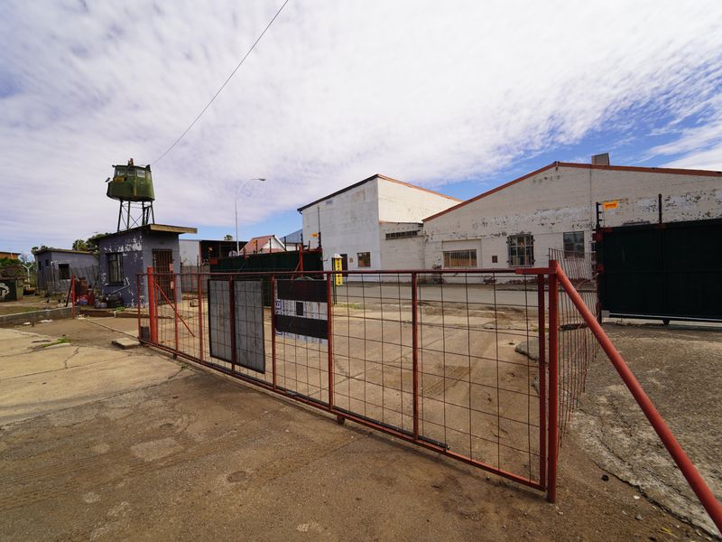 Industrieel: Erf sluit in Diesel-lisensie, Tenks en Weegbrug - Photo 4