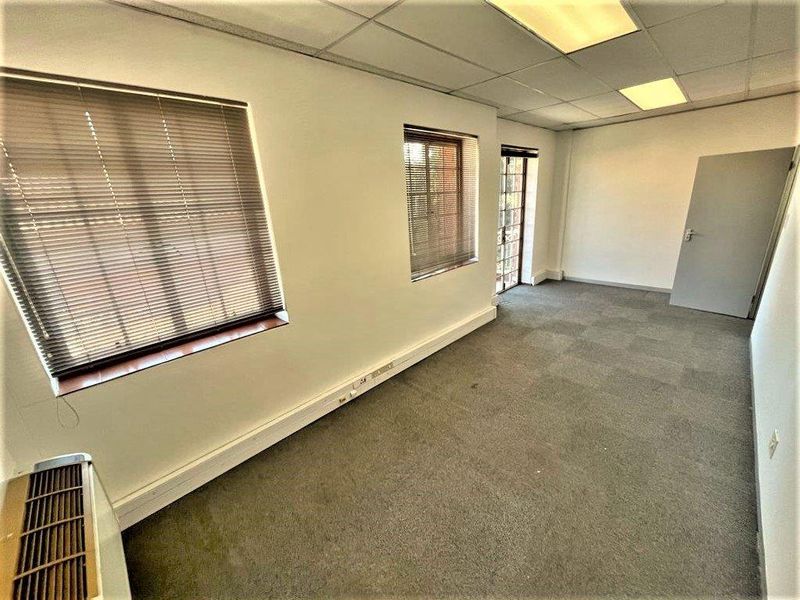 Commercial office space to rent in Parktown - Photo 4