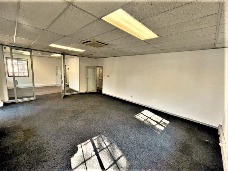Commercial office space to rent in Parktown - Photo 10
