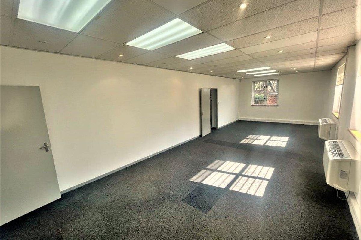 Commercial office space to rent in Parktown - Photo 2