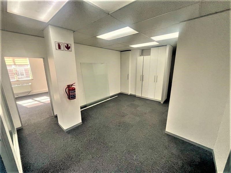 Commercial office space to rent in Parktown - Photo 6