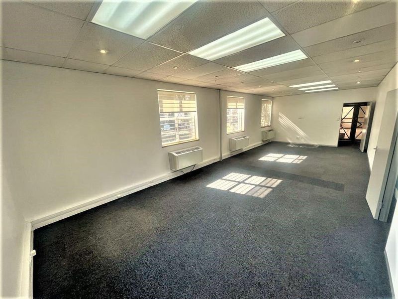 Commercial office space to rent in Parktown - Photo 3
