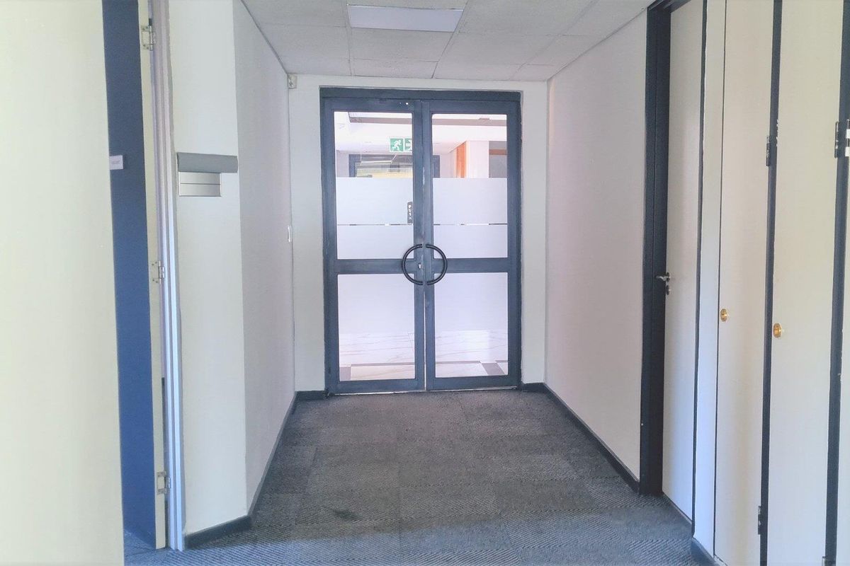 Offices to let in Woodmead Office Park - Photo 4