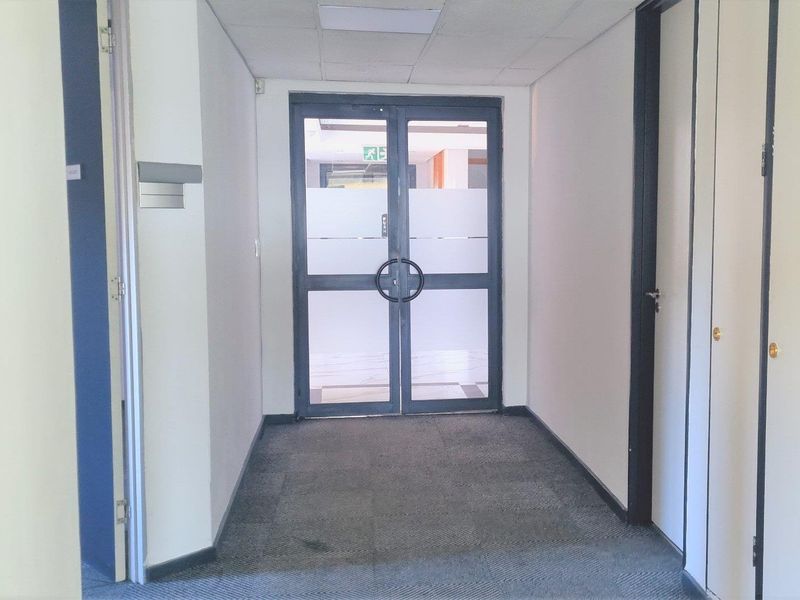 Offices to let in Woodmead Office Park - Photo 4