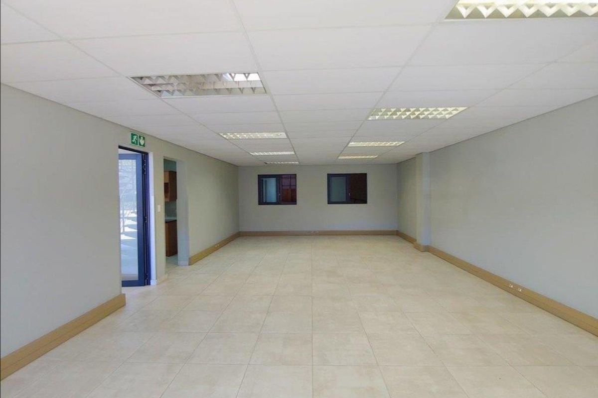 1558m2  "A" grade warehouse TO LET - Photo 5