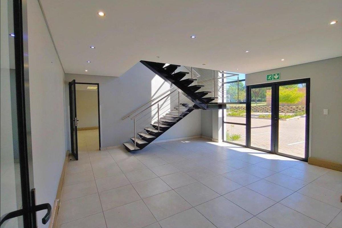 1558m2  "A" grade warehouse TO LET - Photo 4