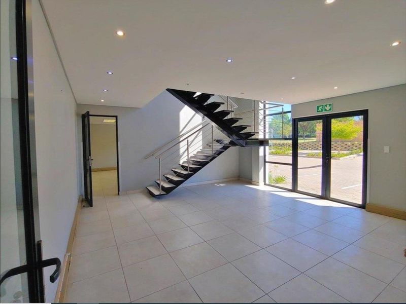 1558m2  "A" grade warehouse TO LET - Photo 4