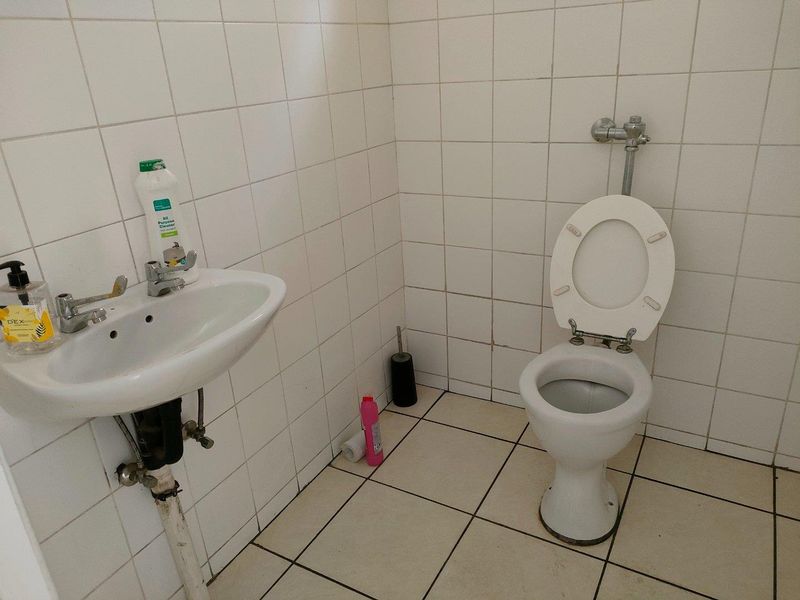 428m2 Commercial/Retail unit TO LET - Photo 8