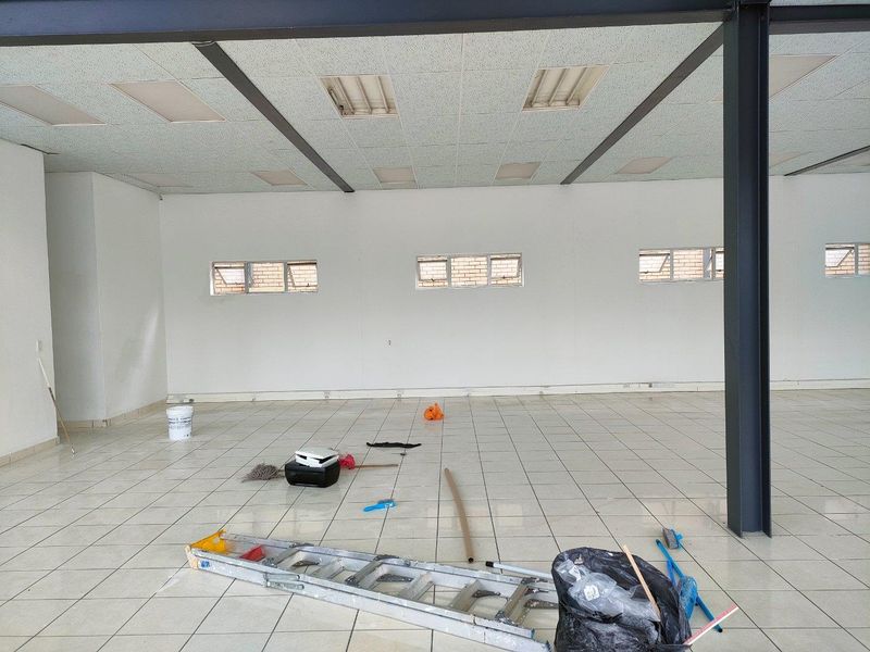 428m2 Commercial/Retail unit TO LET - Photo 2