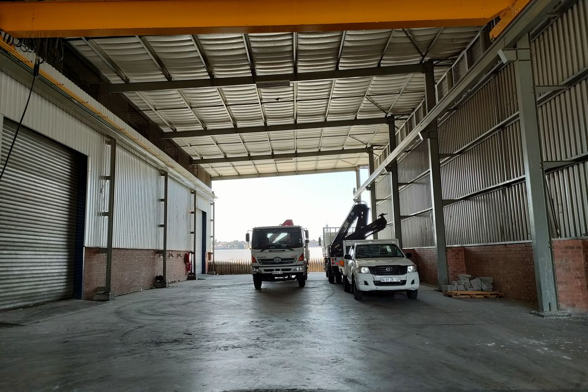 1796m2 warehouse TO LET - Photo 2