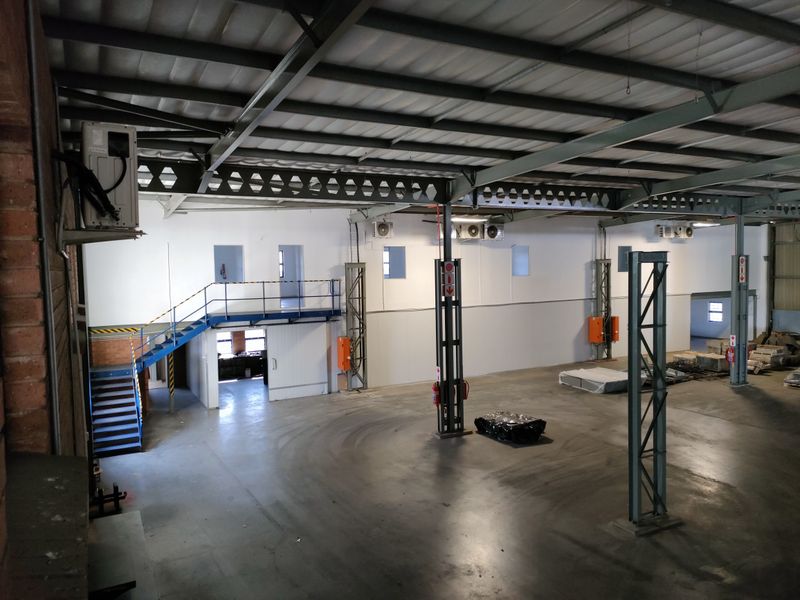 1796m2 warehouse TO LET - Photo 9